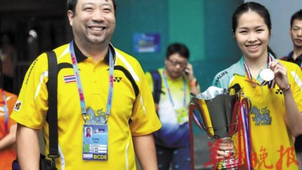 Ratchanok Intanon (right) poses with Chinese coach Xie Zhihua (left) in file photo.