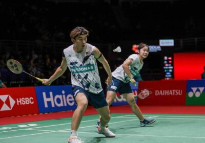 Hoo Pang Ron and Cheng Su-Yin warm up for their match at the 2024 Denmark Open. Pang Ron, Su Yin reach 2024 Denmark Open last 16.